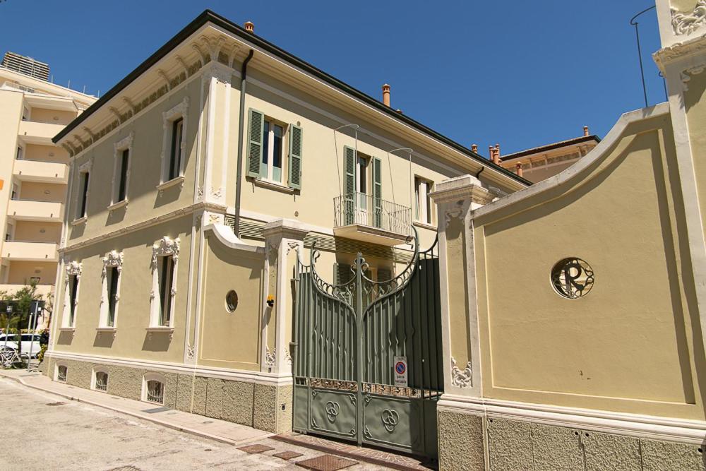 Zara D'Amare A Pesaro 10 Metri Dalla Spiaggia By Yohome Kültér fotó